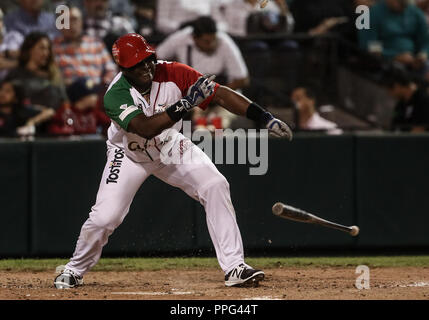 Ronnier Mustelier de Mexico pega de hit para llegar una primera base , duranti el segundo partido semifinale de la Serie del Caribe en el Nuevo Estadio d Foto Stock