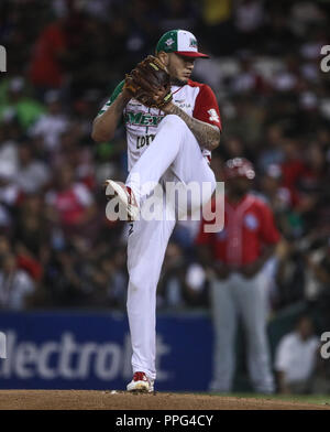 Héctor Velázquez lanciatore de Mexico, duranti el partido final de la Serie del Caribe en el Nuevo Estadio de los Tomateros en Minatitlan, Messico, Martes Foto Stock