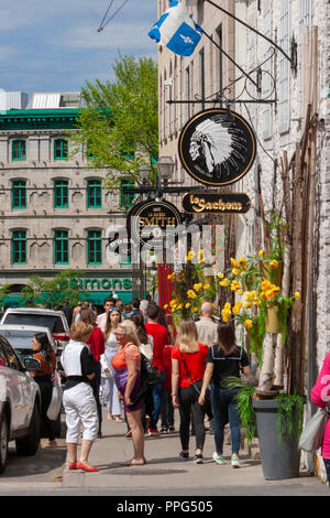 Affollato marciapiede su Rue des jardins - una strada per lo shopping nelle vicinanze del Hôtel de Ville de Québec, foderato con arte boutique e ristoranti. Quebec City, in Canada. Foto Stock