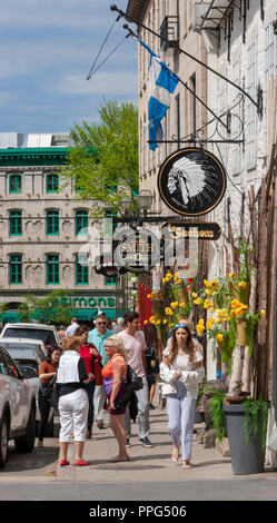 Affollato marciapiede su Rue des jardins - una strada per lo shopping nelle vicinanze del Hôtel de Ville de Québec, foderato con arte boutique e ristoranti. Quebec City, in Canada. Foto Stock