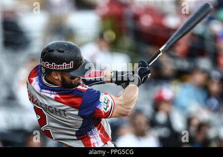 Juan Carlos Perez de Republica Dominicana quiebra el bat . . Acciones, duranti el partido de beisbol entre Criollos de Caguas de Puerto Rico con Foto Stock