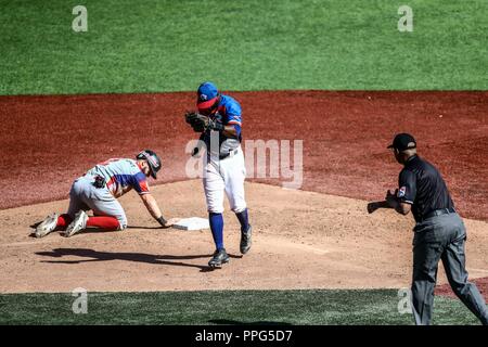 Juan Carlos Perez de Dominicana se barre en la segunda base de Irving Falu. . Acciones, duranti el partido de beisbol entre Criollos de Caguas de Pu Foto Stock