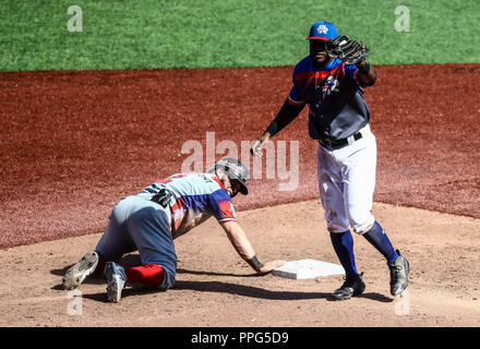 Juan Carlos Perez de Dominicana se barre en la segunda base de Irving Falu. . Acciones, duranti el partido de beisbol entre Criollos de Caguas de Pu Foto Stock