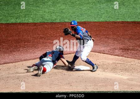 Juan Carlos Perez de Dominicana se barre en la segunda base de Irving Falu. . Acciones, duranti el partido de beisbol entre Criollos de Caguas de Pu Foto Stock