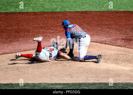 Juan Carlos Perez de Dominicana se barre en la segunda base de Irving Falu. . Acciones, duranti el partido de beisbol entre Criollos de Caguas de Pu Foto Stock