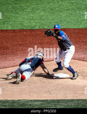 Juan Carlos Perez de Dominicana se barre en la segunda base de Irving Falu. . Acciones, duranti el partido de beisbol entre Criollos de Caguas de Pu Foto Stock