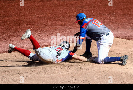 Juan Carlos Perez de Dominicana se barre en la segunda base de Irving Falu. . Acciones, duranti el partido de beisbol entre Criollos de Caguas de Pu Foto Stock