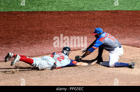 Juan Carlos Perez de Dominicana se barre en la segunda base de Irving Falu. . Acciones, duranti el partido de beisbol entre Criollos de Caguas de Pu Foto Stock