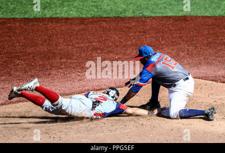 Juan Carlos Perez de Dominicana se barre en la segunda base de Irving Falu. . Acciones, duranti el partido de beisbol entre Criollos de Caguas de Pu Foto Stock