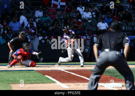 Rey Navarro.. . Acciones, duranti el partido de beisbol entre Criollos de Caguas de Puerto Rico contra las Águilas Cibaeñas de Republica Dominicana, d Foto Stock