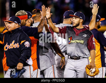 Fernando Perez.. Acciones, duranti el partido de beisbol de la Serie del Caribe con el encuentro entre Tomateros de Minatitlan de Mexico contra los Ca Foto Stock