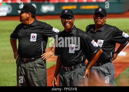 Equipo de Ampayers de la CBPC. Ampayer. . Partido de beisbol de la Serie del Caribe con el encuentro entre Caribes de Anzoátegui de Venezuela contra Foto Stock