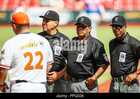 Equipo de Ampayers de la CBPC. Ampayer. . Partido de beisbol de la Serie del Caribe con el encuentro entre Caribes de Anzoátegui de Venezuela contra Foto Stock