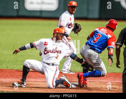 Alessio Amarista (i) de Venezuela en n.a. jugada con Jesmuel Valentin (3) de Puerto Rico . Partido de beisbol de la Serie del Caribe con el encuentro en Foto Stock