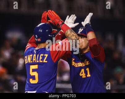 Victor Martinez de Venezuela le conecta de Homerun un Sergio Romo en la parte baja del septimo inning, duranti el partido Messico vs Venezuela, mondo Ba Foto Stock