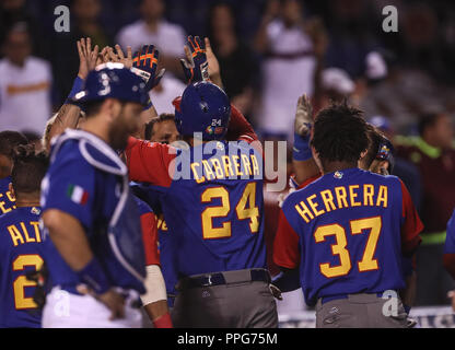 Homerun de Miguel Cabrera en la parte alta de la novena entrada que rappresentanouna la carrera 3 por 2 de italia, duranti el partido de desempate Italia vs Foto Stock