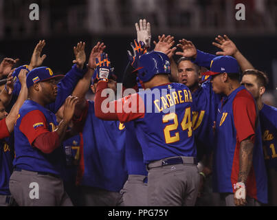 Homerun de Miguel Cabrera en la parte alta de la novena entrada que rappresentanouna la carrera 3 por 2 de italia, duranti el partido de desempate Italia vs Foto Stock