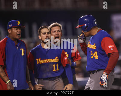 Homerun de Miguel Cabrera en la parte alta de la novena entrada que rappresentanouna la carrera 3 por 2 de italia, duranti el partido de desempate Italia vs Foto Stock