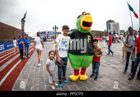 Aspetti del Fan Fest di maggiori campionati di Besbol tenuto in piazza monumentale di Monterrey Nuevo Leon, prima della serie in Messico con il fare Foto Stock