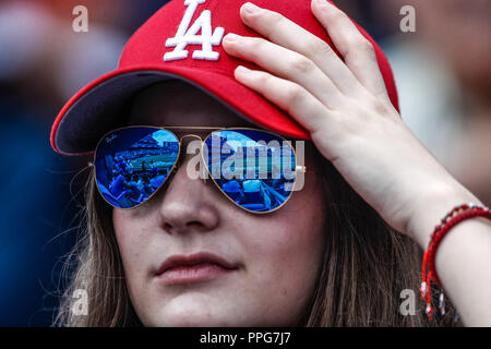 Aficionada de los Dodgers con lentes de sol. Sunglases Acciones del Partido de beisbol, Dodgers de Los Angeles contra Padres de San Diego, tercer jueg Foto Stock