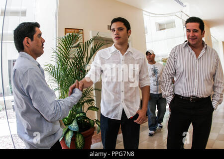 Julii Cesar Chavez jr ,Boxing acompañado del politico Epifanio Salido en el aeropuerto de Hermosillo, Sonora, Messico. Foto Stock