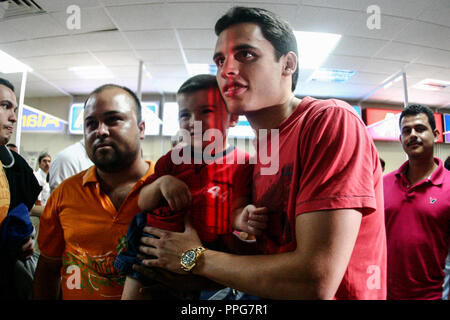 Julii Cesar Chavez jr ,Boxing acompañado del politico Epifanio Salido en el aeropuerto de Hermosillo, Sonora, Messico. Foto Stock