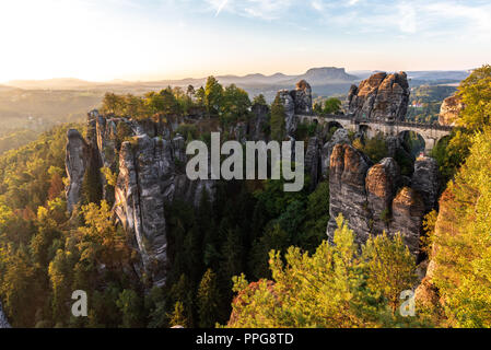 Il Bastei Bridge all'alba dell'Elba montagne di arenaria in Sassonia, Germania - Basteibrücke beim Sonnenaufgang im Svizzera Sassone Sachsens Foto Stock