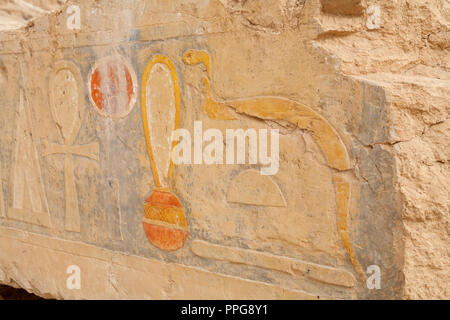 Pietra con disegni raffigurante un serpente e il ankh. Tempio mortuario di Hatshepsut, Luxor, Egitto Foto Stock