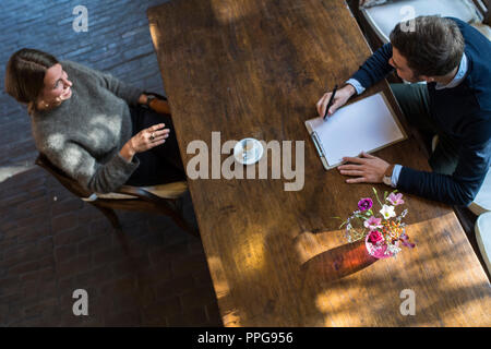 Terapista psicologica lavora con pazienti Foto Stock