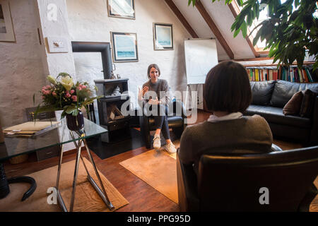 Terapista psicologica lavora con pazienti Foto Stock