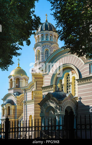 Riga russo Cattedrale Ortodossa, vista del dual-tone cotto su due torrette a cupola della Natività di Cristo cattedrale nel centro di Riga, Lettonia Foto Stock