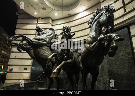 London, Regno Unito - 3 Gennaio 2018: i cavalli di Helios, noto anche come i quattro cavalli di bronzo di Helios è un esterno di scultura in bronzo di Rudy Foto Stock