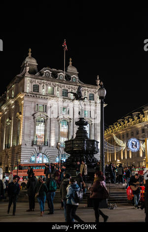 London, Regno Unito - 3 Gennaio 2018: Piccadilly Circus di notte con la sua Shaftesbury Memorial Fontana e la gente intorno a Londra, Inghilterra, unità Foto Stock