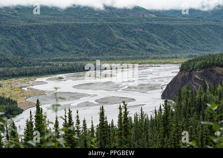Mantanuska vista fiume con scanni dall'Alaska's Glenn Highway 1 su un giorno overcasst Foto Stock