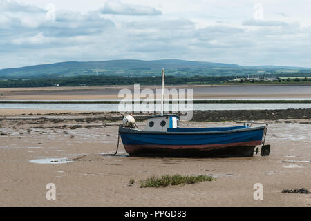 Il Lancashire remoto villaggio di Sunderland il punto su un giugno mattina con la bassa marea, Inghilterra, Regno Unito con barche ormeggiate. Foto Stock