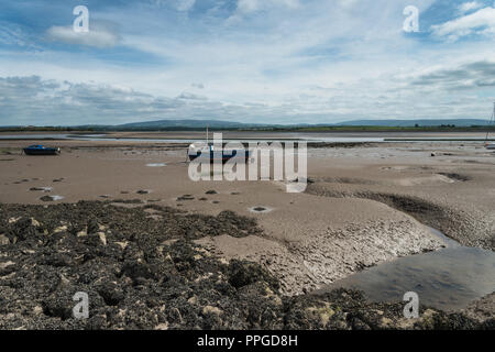 Il Lancashire remoto villaggio di Sunderland il punto su un giugno mattina con la bassa marea, Inghilterra, Regno Unito con barche ormeggiate. Foto Stock