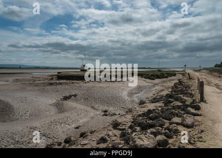 Il Lancashire remoto villaggio di Sunderland il punto su un giugno mattina con la bassa marea, Inghilterra, Regno Unito con barche ormeggiate. Foto Stock