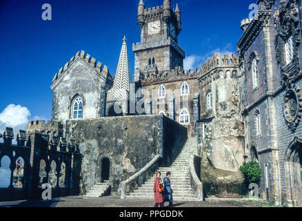 1980, due turisti femmina al Pena Castello, Portogallo Foto Stock