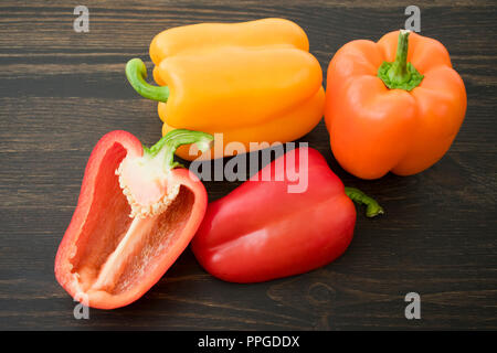 Rosso, arancione, giallo e peperoni Foto Stock