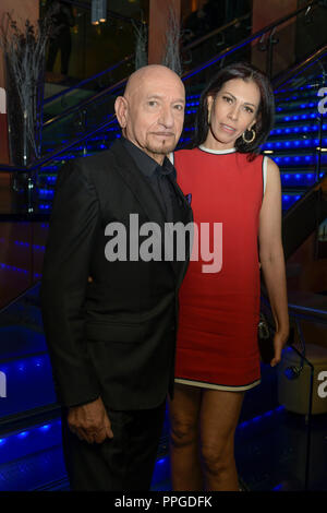 Sir Ben Kingsley e sua moglie Daniela Barbosa de Carneiro presso la speciale proiezione di Netflix, funzionamento finale, a Vue Piccadilly. Foto Stock