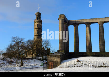 Monumento Nazionale di Scozia e di Nelson's monumento su Calton Hill nella neve, Edimburgo, Scozia Foto Stock