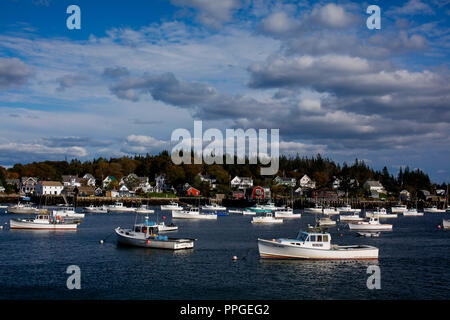 Vista di lobster barche ormeggiate nel porto di intagliatori sull'isola Vinalhaven, Maine negli Stati Uniti Foto Stock