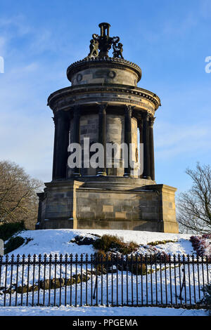 Monumento a Robert Burns nella neve, Regent Road, Edimburgo, Scozia Foto Stock