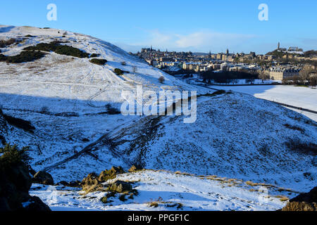 Vista da Arthur' Seat attraverso Holyrood Park nella neve per la Città Vecchia, Edimburgo, Scozia Foto Stock