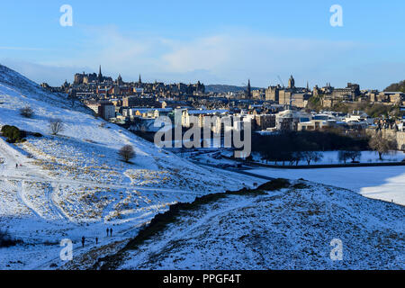 Vista da Arthur' Seat attraverso Holyrood Park nella neve per la Città Vecchia, Edimburgo, Scozia Foto Stock