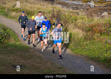 Un gruppo di corridori sudate fa avanzare lungo la Pacific Coast Trail nella città di Yachats, Oregon su Oregon costa del Pacifico. Foto Stock