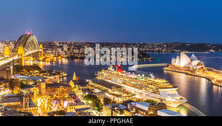 Il Ponte del Porto di Sydney e il Sydney Opera House con il carnevale spirito nave da crociera ancorata al Terminal Passeggeri Oltreoceano. Australia Foto Stock