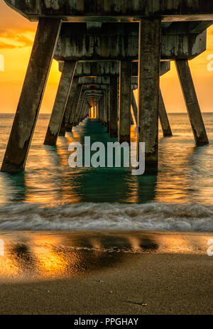 Sunrise a Deerfield Beach molo lungo l'Oceano Atlantico in Broward County, Florida Foto Stock