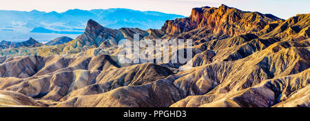 Tramonto su Zabriskie Point Parco Nazionale della Valle della Morte Foto Stock