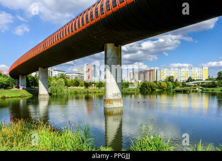 Metropolitana che conduce sopra lo stagno del Nepomuk, il quartiere Stodulky, la metropolitana di Praga, l'architettura della Repubblica Ceca, Praga, Stodulky, Urban, periferia, Metro Foto Stock